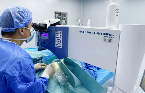 高考結(jié)束后學生扎堆做激光近視手術(圖1) 高考結(jié)束后學生扎堆做激光近視手術(圖1)